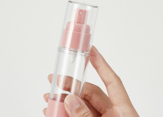 ピンクのスプレー ポンプと透明な紫外線めっき100MLの化粧品の空気のないびん