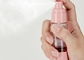 ピンクのスプレー ポンプと透明な紫外線めっき100MLの化粧品の空気のないびん